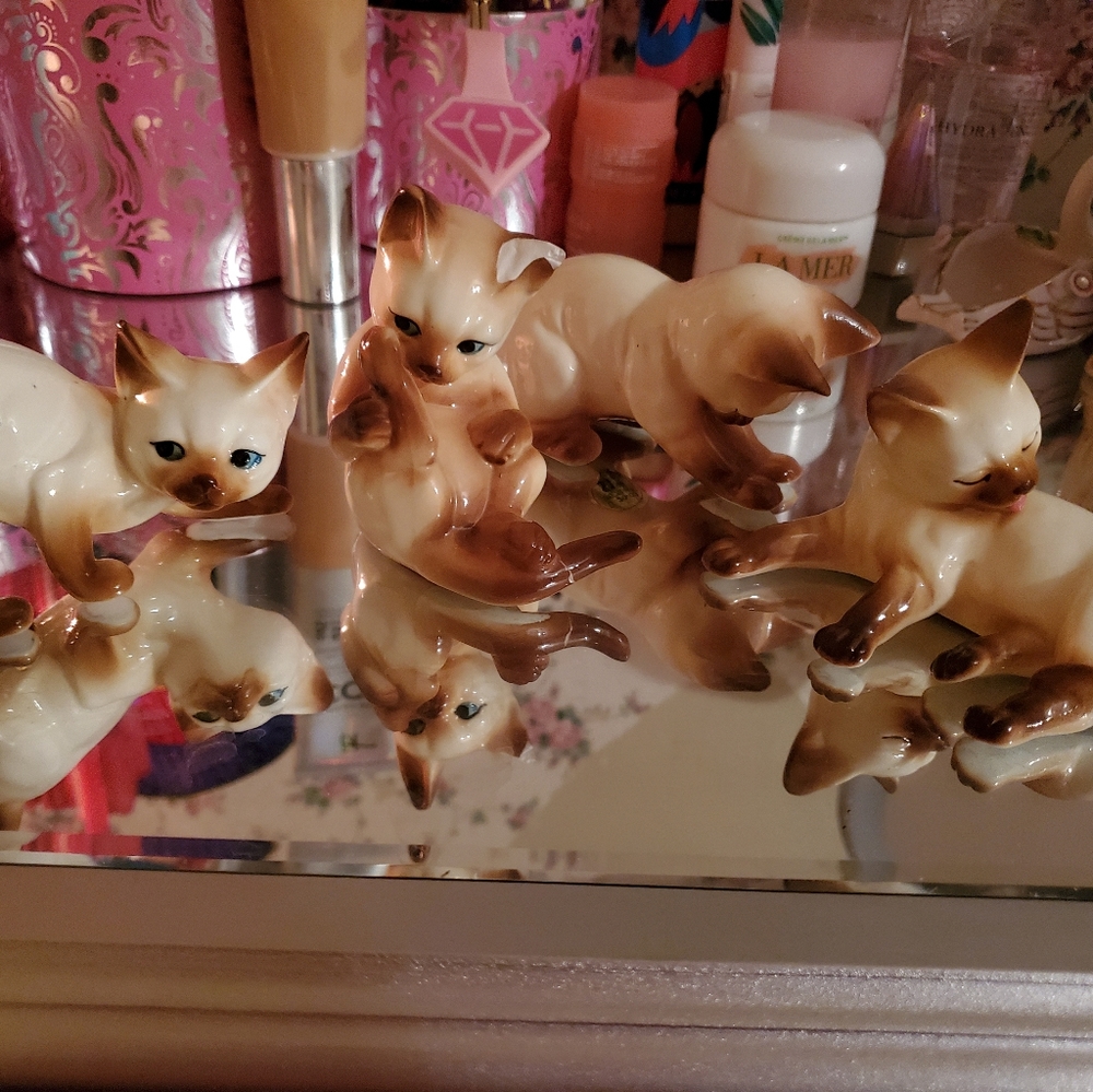 Adorable Vintage set of bone china siamese cats